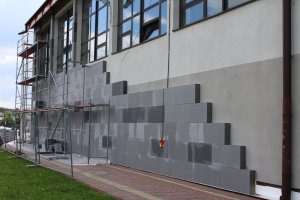 Miniaturka artykułu Prace przy termomodernizacji budynku oświatowego – hali sportowej