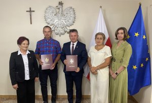Miniaturka artykułu Umowa na&nbsp;termomodernizację Domu Ludowego w&nbsp;Podlesiu