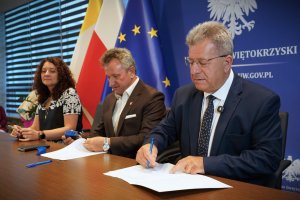 Miniaturka artykułu Podpisanie umowy na&nbsp;dofinansowanie przebudowy drogi Wiejska-Nadstawie