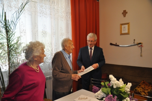 Szanowny Jubilat z żoną i Burmistrzem Miasta i Gminy Oleśnica