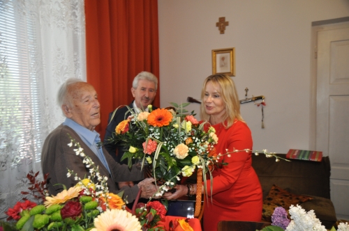 Kierownik Miejsko-Gminnego Ośrodka Pomocy Społecznej w Oleśnicy podczas składania życzeń