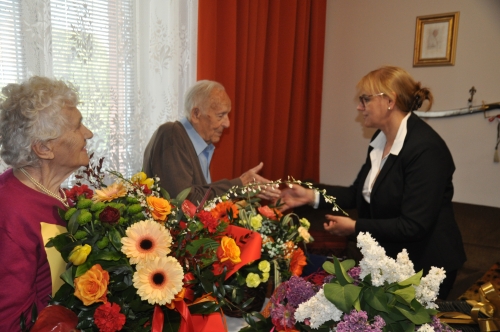 Kierownik Placówki Terenowej Zakładu Ubezpieczeń Społecznych w Staszowie  Małgorzata Juszyńska podczas składania życzeń