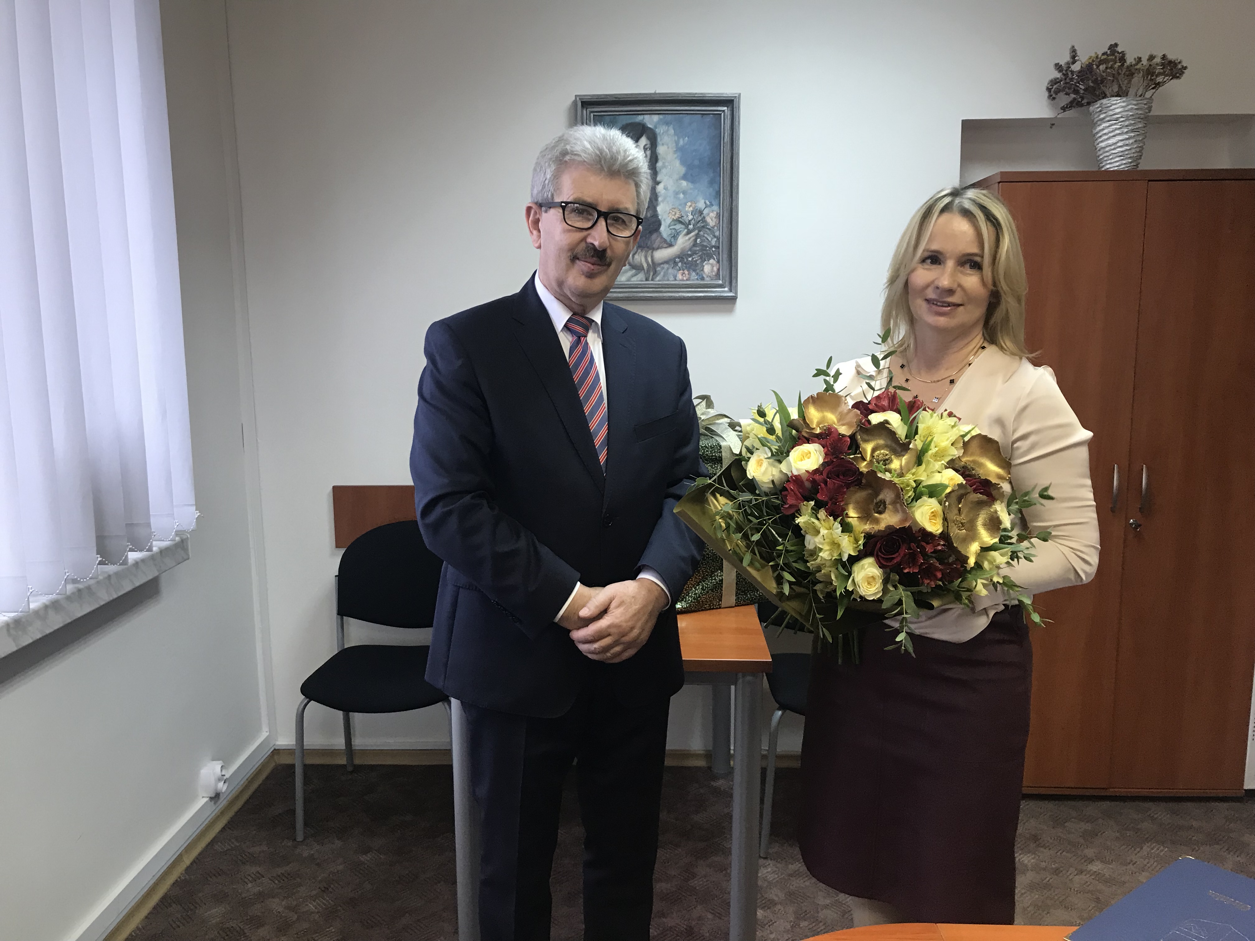 Burmistrz Miasta i Gminy Oleśnica Leszek Juda podczas składania życzeń Szanownej Jubilatce, które w Jej imieniu odebrała wnuczka Pani Magdalena Kajderowicz