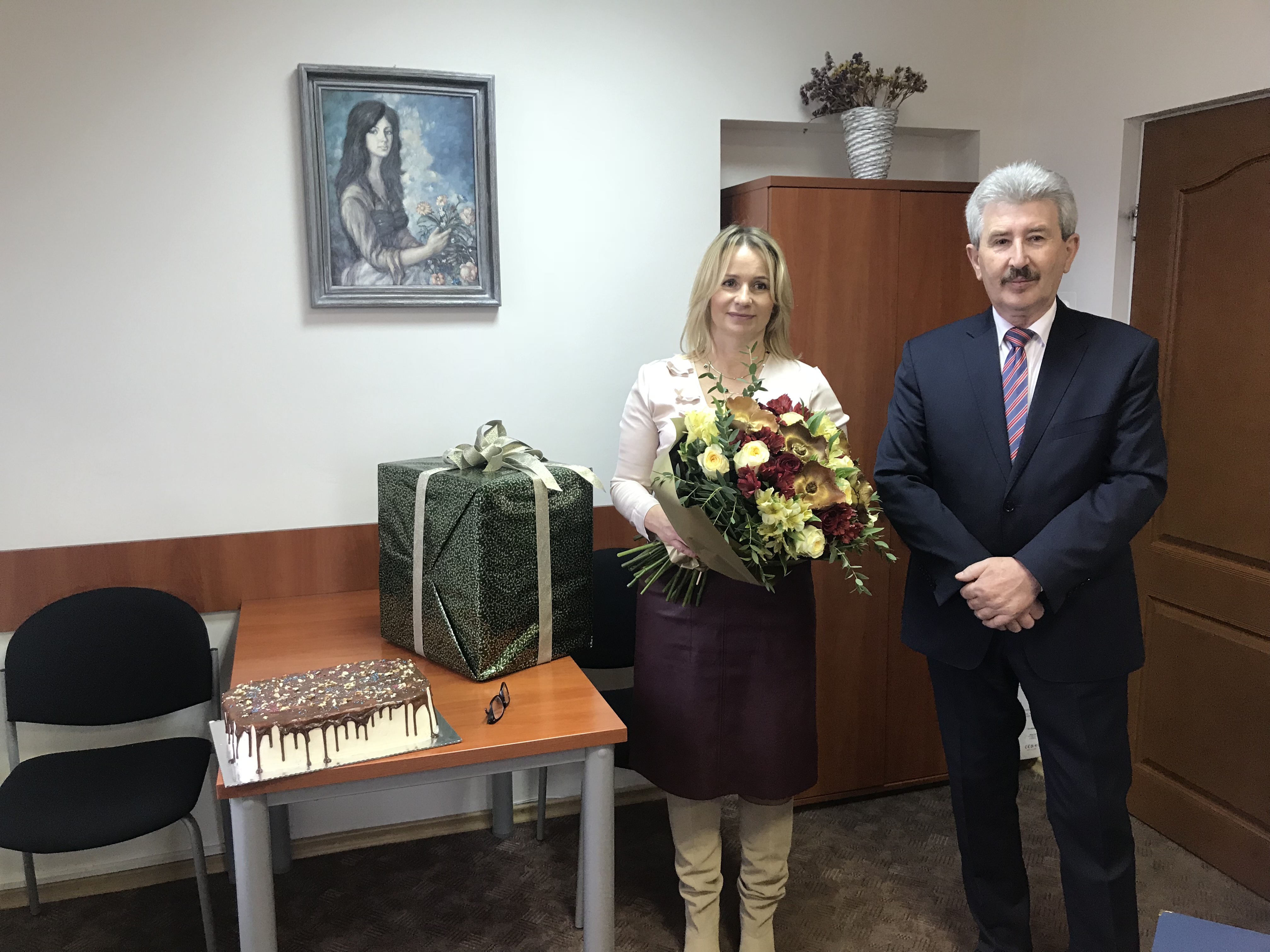 Burmistrz Miasta i Gminy Oleśnica Leszek Juda podczas składania życzeń Szanownej Jubilatce, które w Jej imieniu odebrała wnuczka Pani Magdalena Kajderowicz