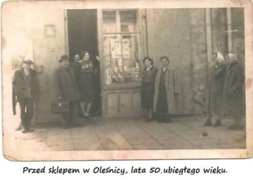Przed sklepem w Oleśnicy lata 50. ubiegłego wieku