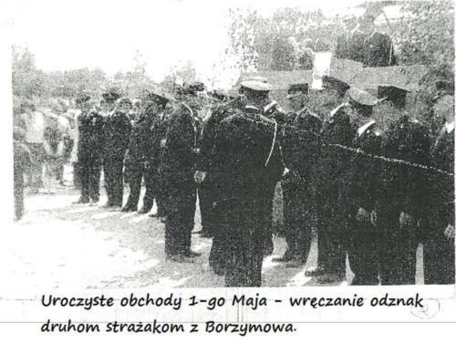 Uroczyste obchody 1-go Maja - wręczanie odznak  druhom strażakom z Borzymowa.