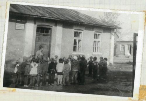 Dzieci podczas zabawy przed budynkiem przedszkola. '60 XX w..