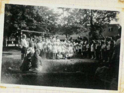 Dzieci przedszkolne podczas zabawy przed budynkiem przedszkola. '60 XX w..