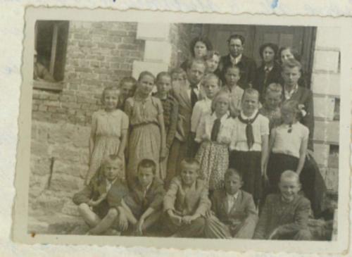 MŁODZIEŻ SZKOLNA Z WYCHOWAWCĄ ROK 1956
