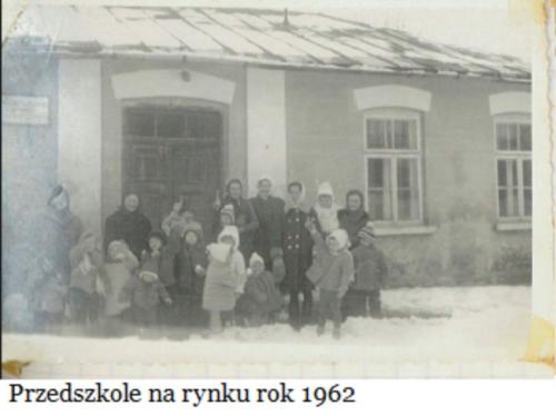 Przedszkolaki przed budynkiem przedszkola na Rynku..