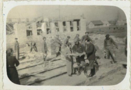 murarze przy budowie szkoly 1955 r.