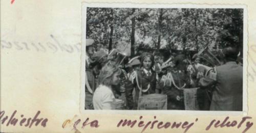 Orkiestra dęta miejscowej szkoły..