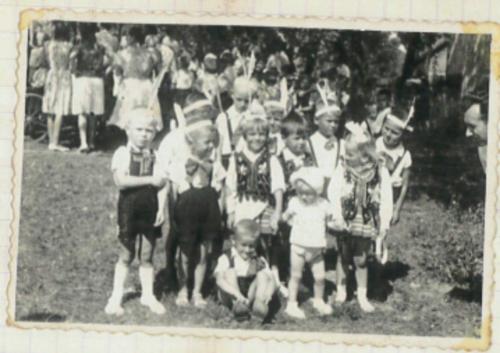 przed budynkiem przedszkola lata 60. ubiegłego wieku