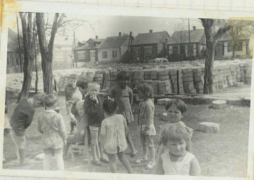 Zabawy przed budynkiem przedszkola. '60 XX w..